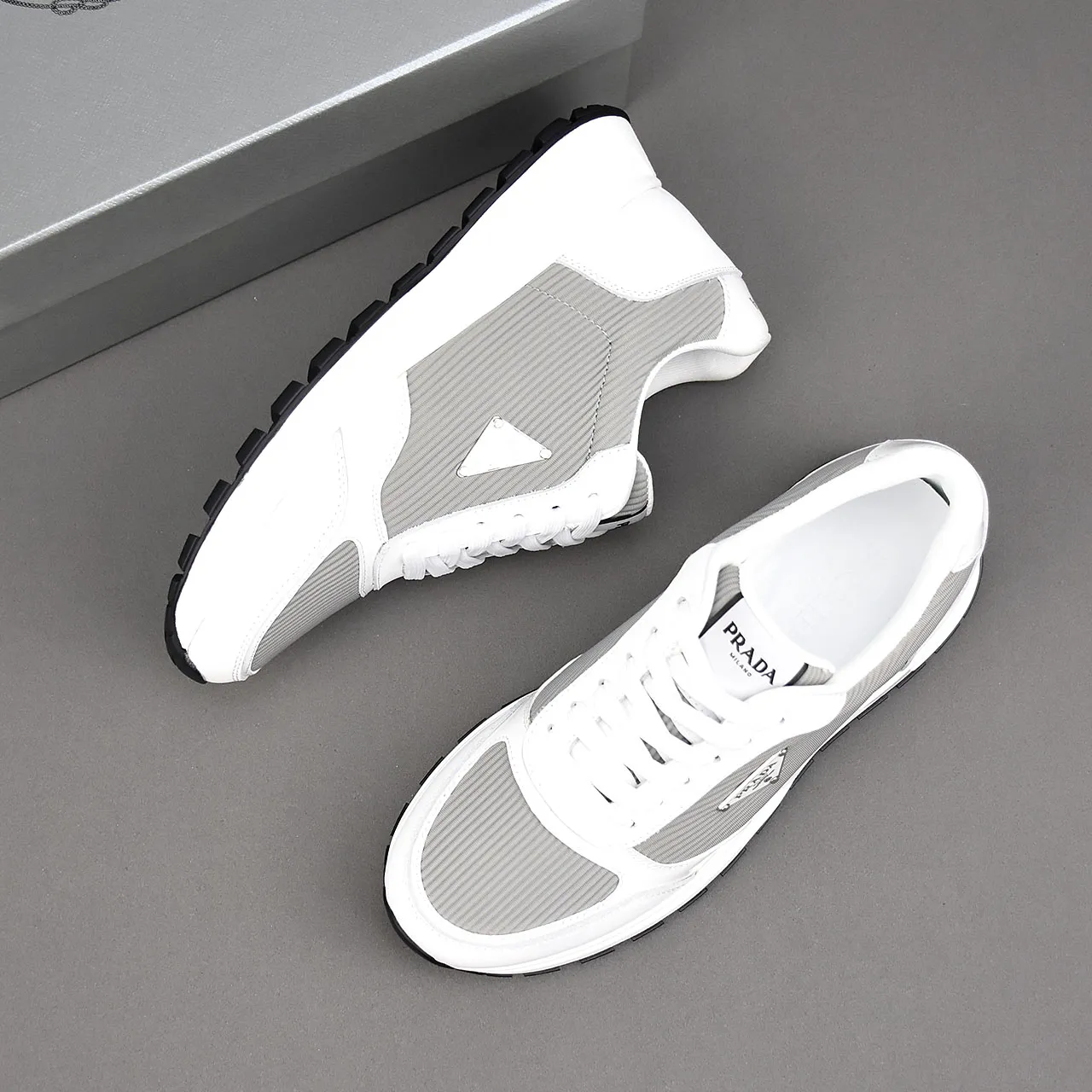PP460👟👟👟Prada/Prada Prax men's series casual sports shoes Prax sports shoes combine style and comfort, with a unique sports design defined by exquisite materials and details. Fashionable, casual and versatile, it is decorated with an enameled triangle logo on the outside, a Prada Milano printed logo on the tongue, and a 2.5cm lightweight two-tone rubber sole for a comfortable wearing experience! Size: 38-39-40-41-42-43-44 standard leather shoe size